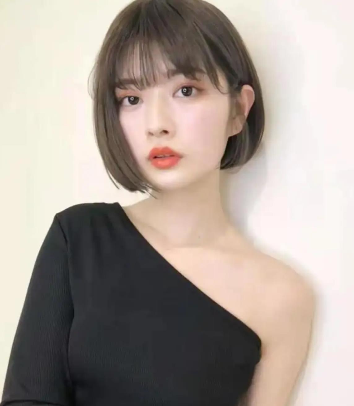 圆脸方脸女孩显脸小发型,圆脸烫什么发型显脸小