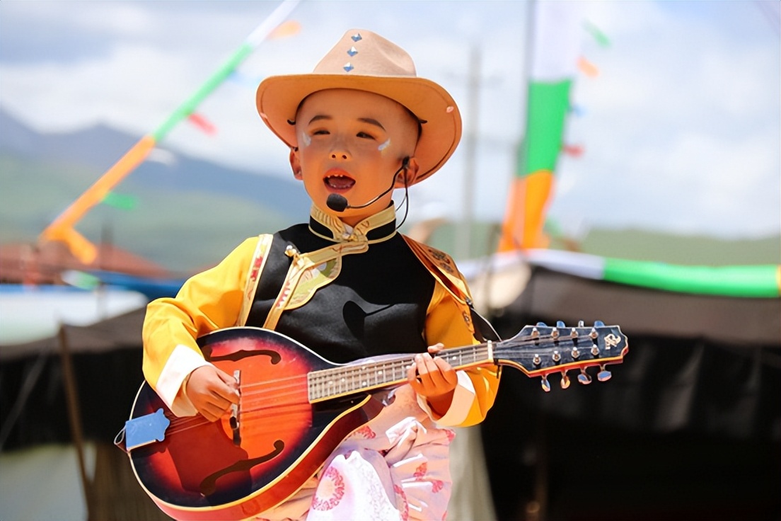 幼儿园表演大三班童心向党,玛曲县幼儿园毕业典礼