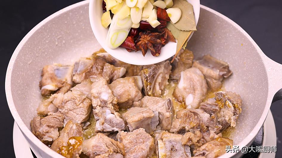 排骨直接焯水，难怪又腥又柴！记住3步，不管咋做都鲜嫩，香喷喷