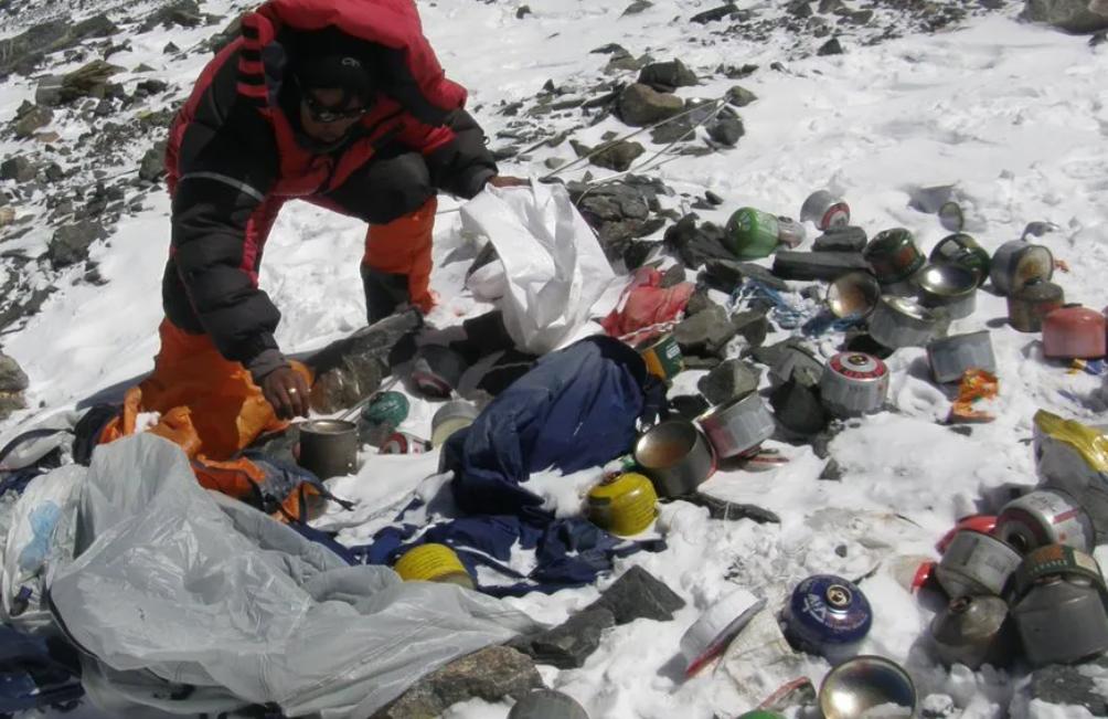 珠峰成“垃圾山”？尼泊尔*队军**上山除污，3.5万公斤垃圾引人震撼