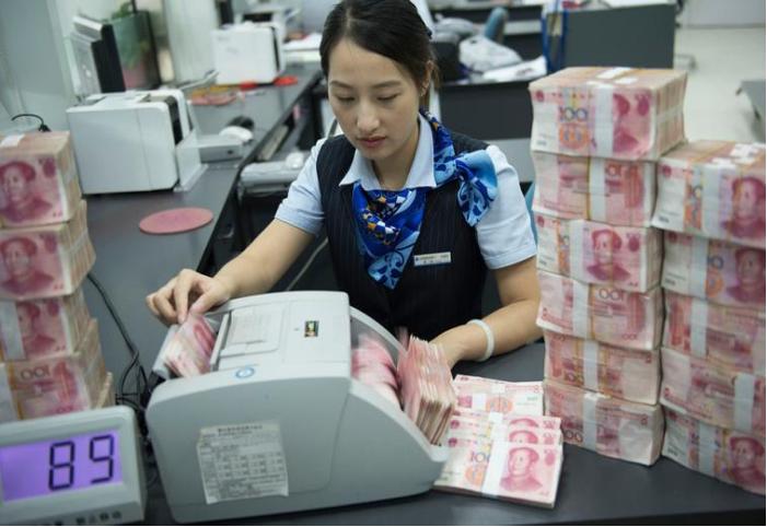 10万块钱存一年能有多少利息？银行人员说这样存，一年多拿好几千