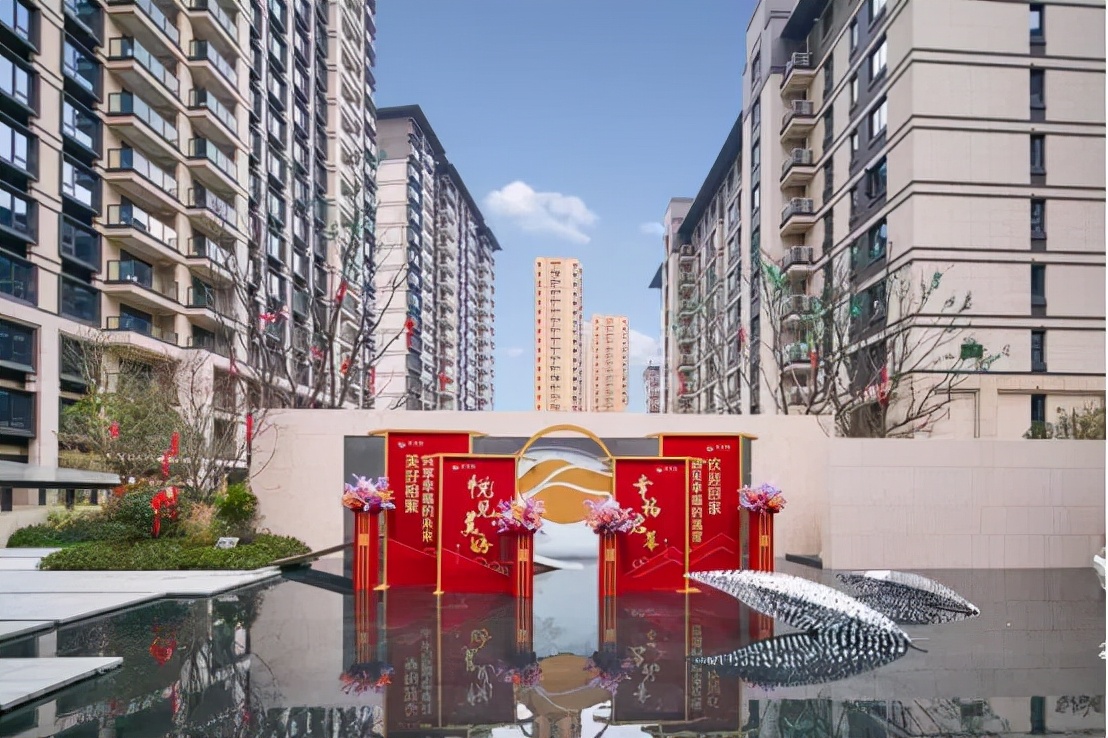 直击“口悲”楼盘交付，华丽袍服背后的虱子