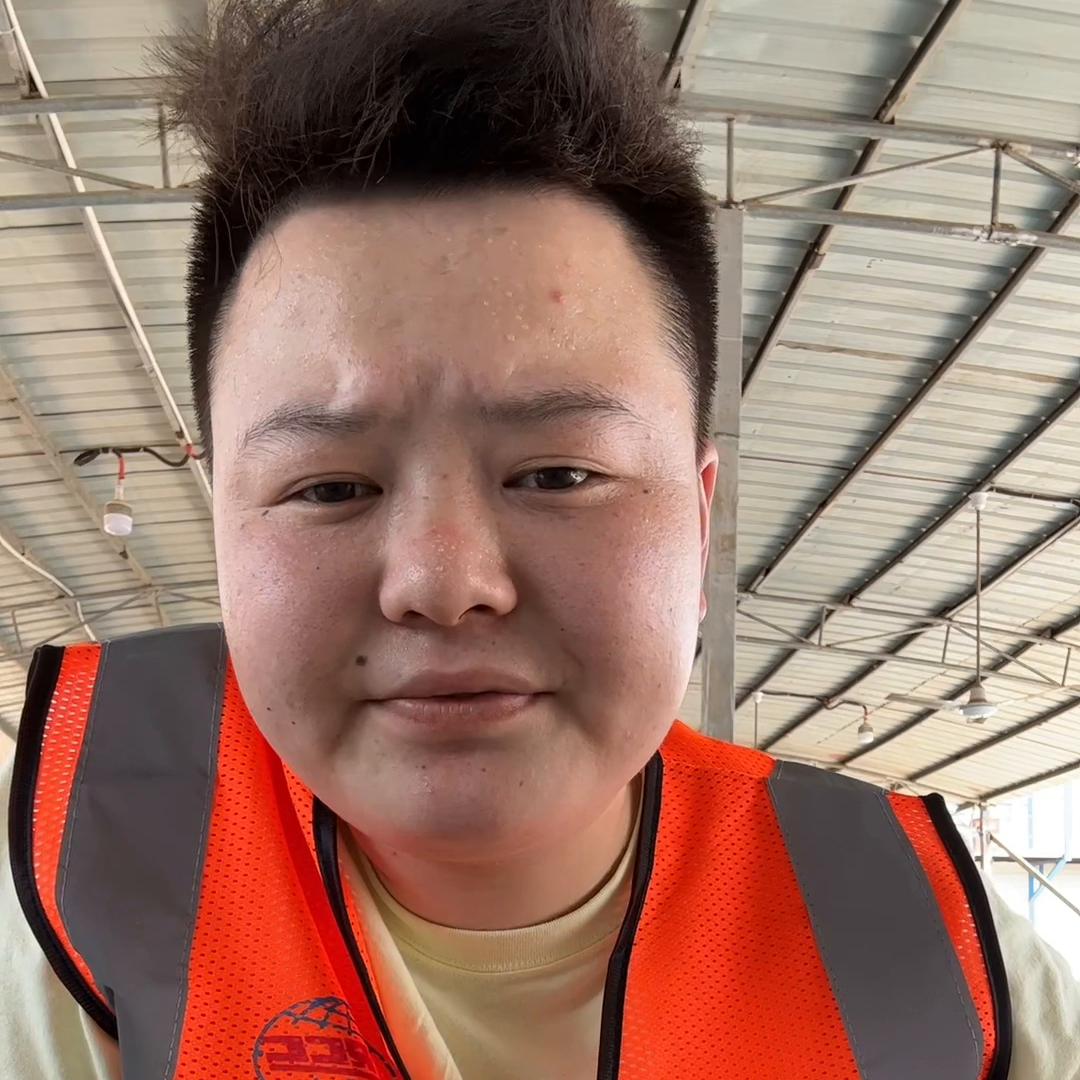 老铁们评论区说说做什么行业好,朋友们在一起谈生意视频