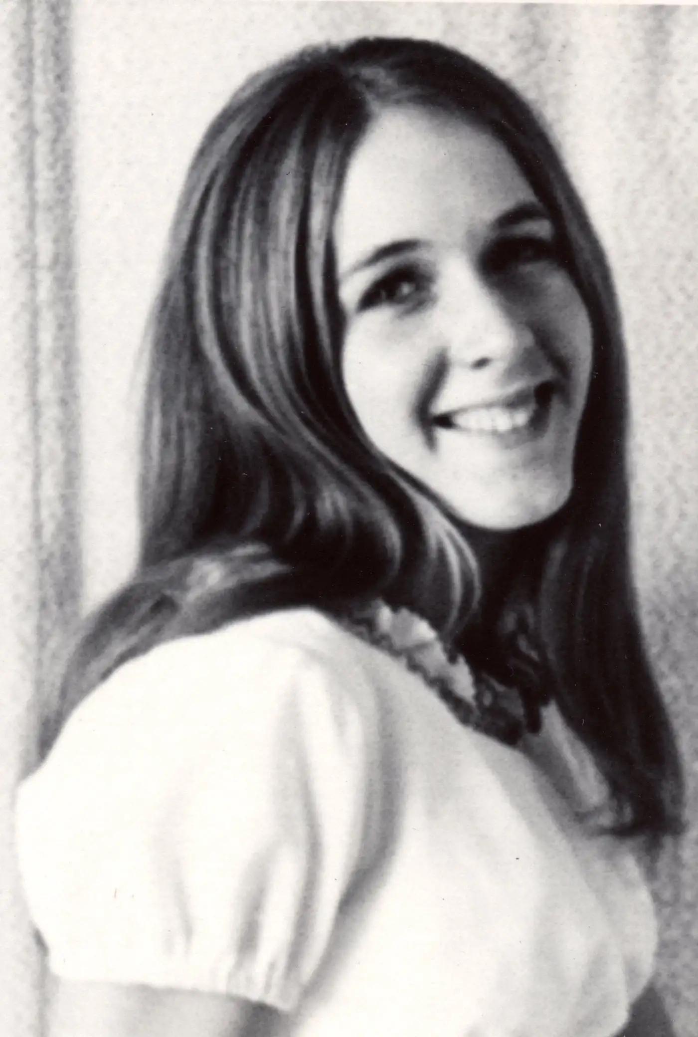 四岁女孩在与全家野炊时疑被变态者诱走，12年后其母亲也离奇死亡