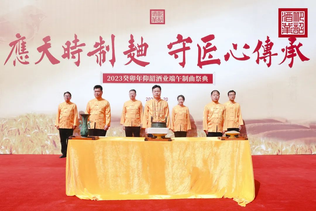 从出圈的仰韶“端午制曲”，看懂一个品牌背后的“匠心”