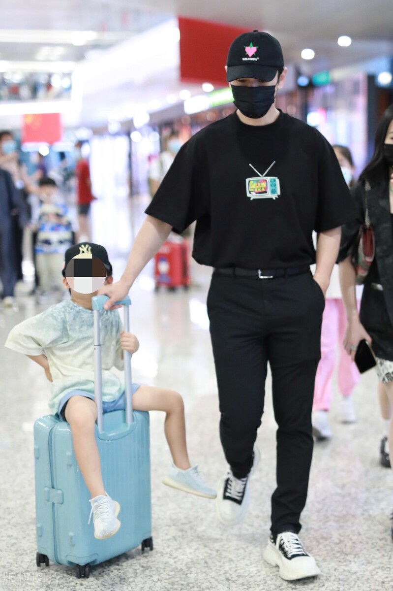 baby罕见穿露脐装上台,baby短裙现身机场