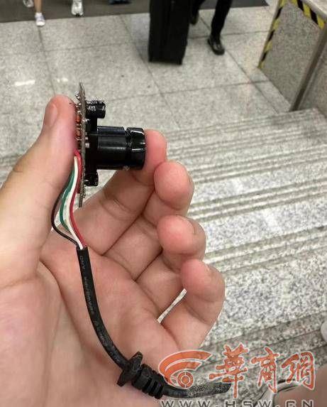 街头毛绒玩具惊现摄像头,在路上捡到儿童女生玩具