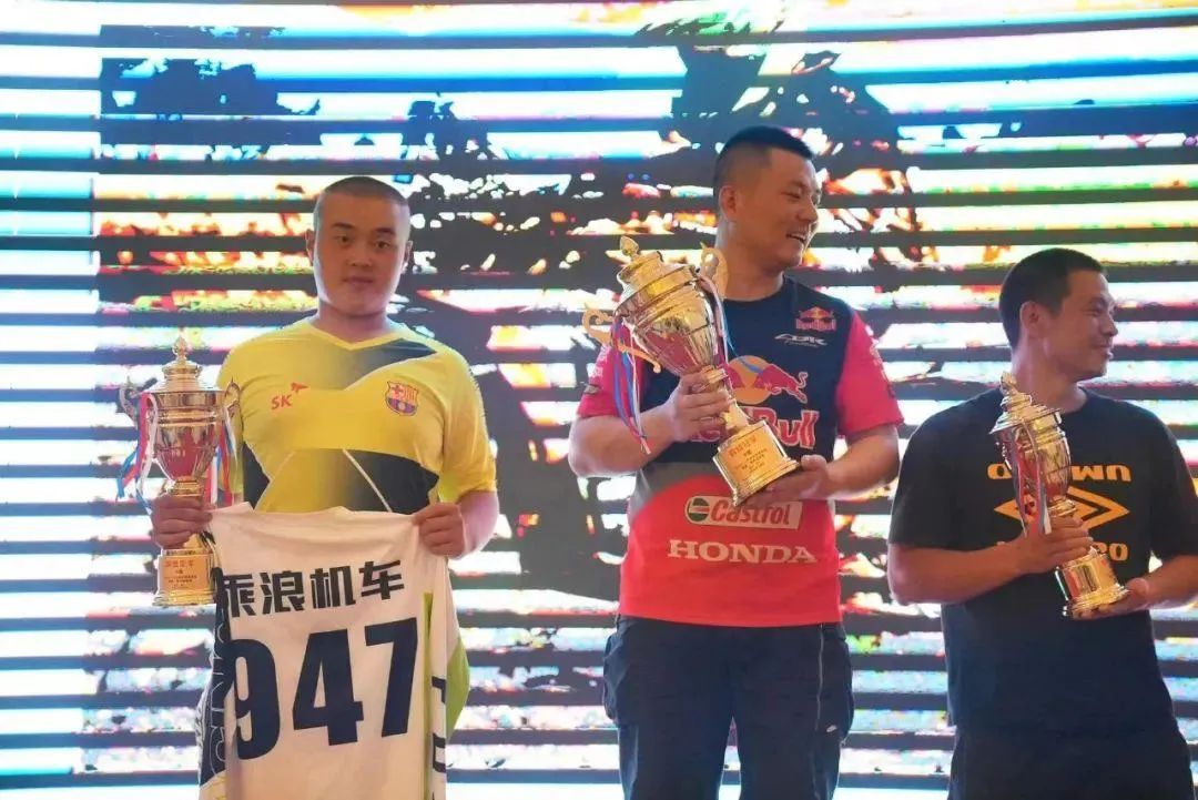 重庆山火烈火00后骑士走红,重庆“烈火骑士”走红