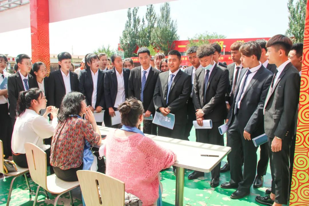 毕业选择先就业再择业,考研择校择业看哪些方面