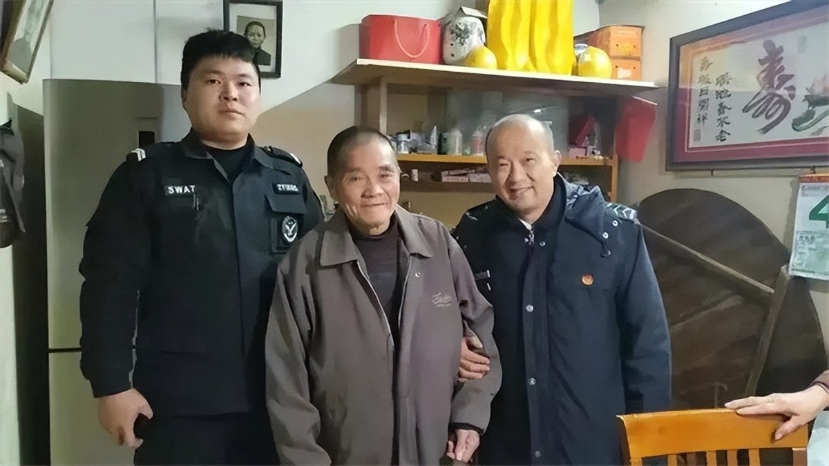 19年，一90岁老人坐在公交车上不肯走！一查是毛主席接见过的劳模