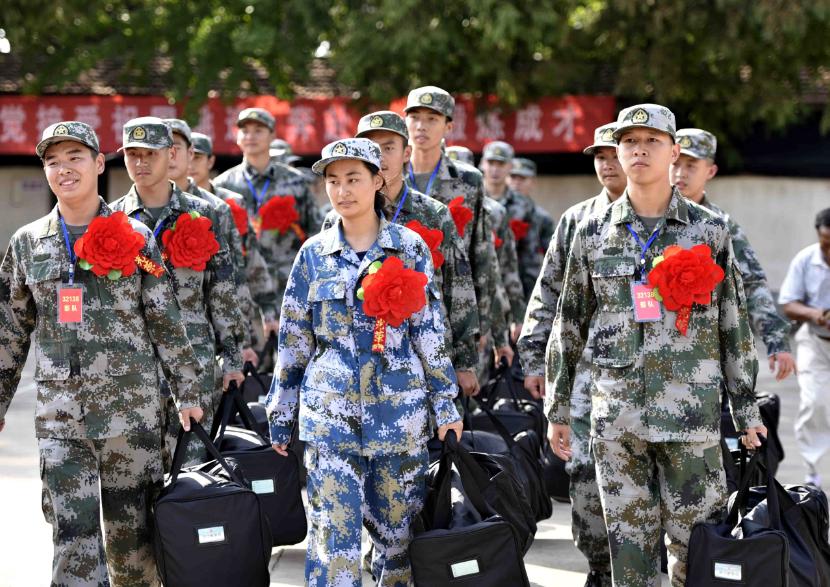 大学生“喜出望外”，符合条件的学生，或将有望实现带编入伍！