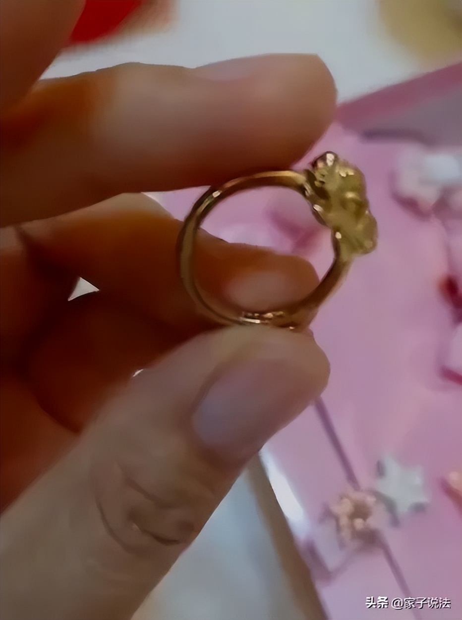 儿子一块钱买金戒指妈妈慌了,男孩子花一元买金戒指妈妈慌了