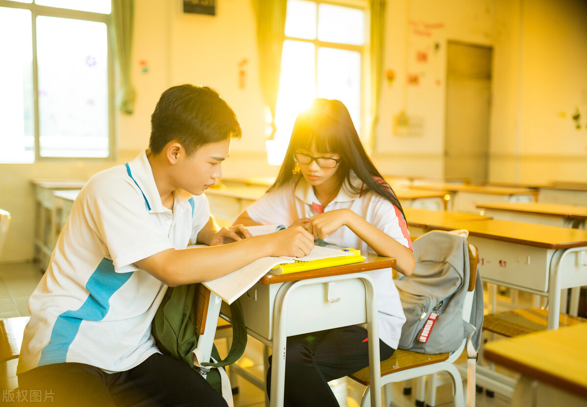 闺女上学谈恋爱怎么办,养女在家里没地位27岁不敢谈恋爱