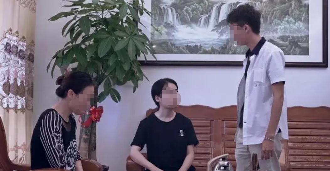 来儿子家养老,大妈想掌管小两口工资,儿子忍无可忍把她送回老家