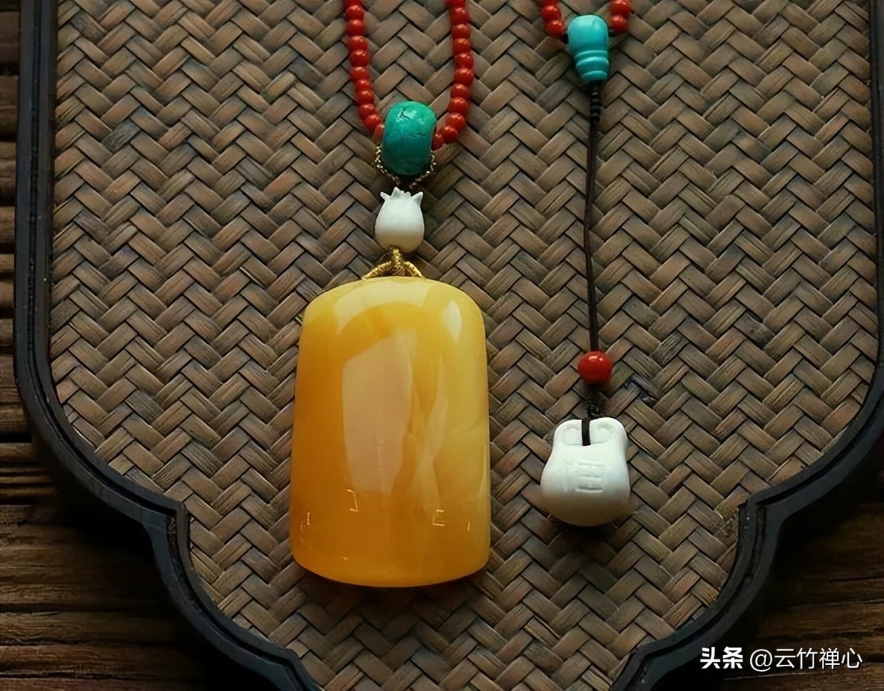 琥珀蜜蜡随形盘玩变色过程,佩戴琥珀蜜蜡有哪些好处呢视频