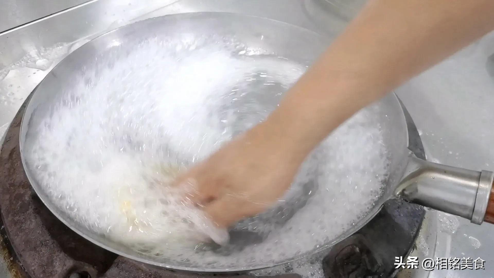 新铁锅怎样开锅小妙招视频,不粘锅的铁锅最佳开锅方法