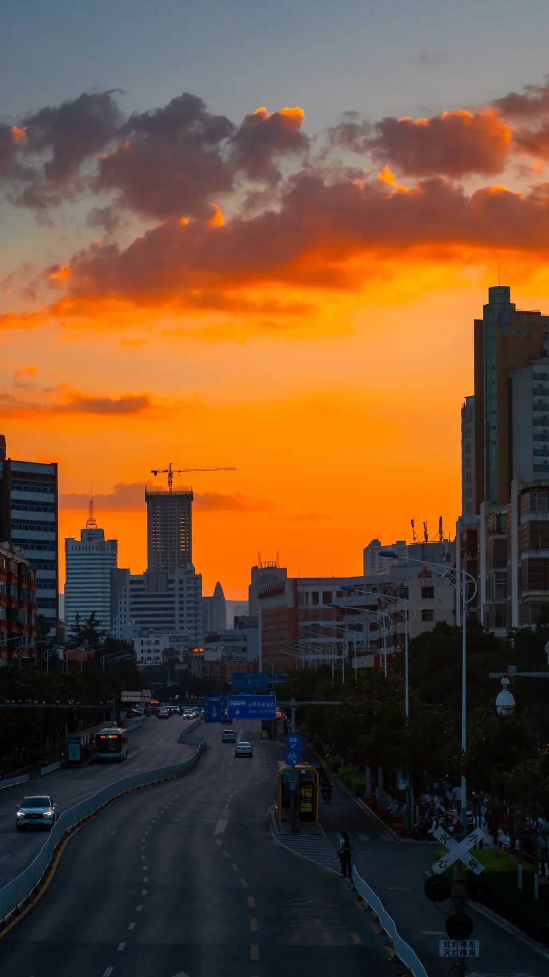 工资5000贷款70w累不,工资5000车贷3000累吗