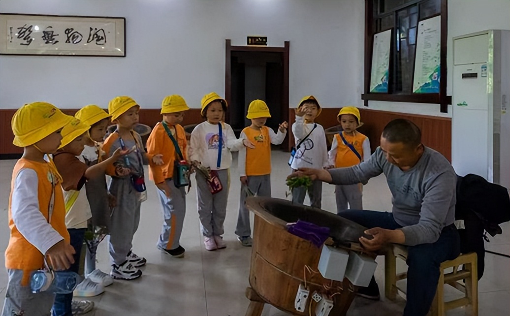 过年买给小朋友的零食礼物,致小朋友的一份礼物请查收