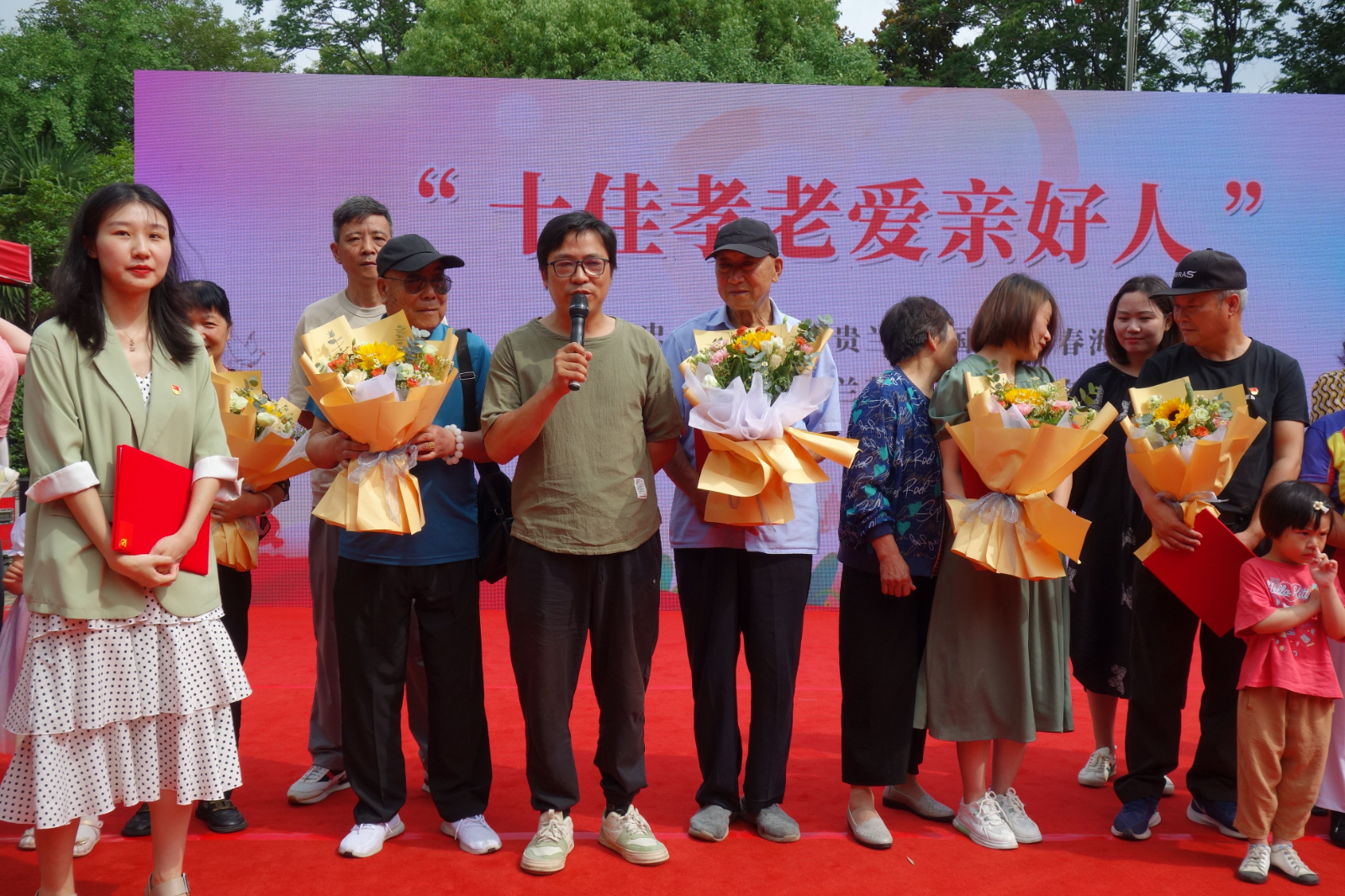 赴梅林花园社区开展主题党日活动,杨柳湖社区举办主题党日活动