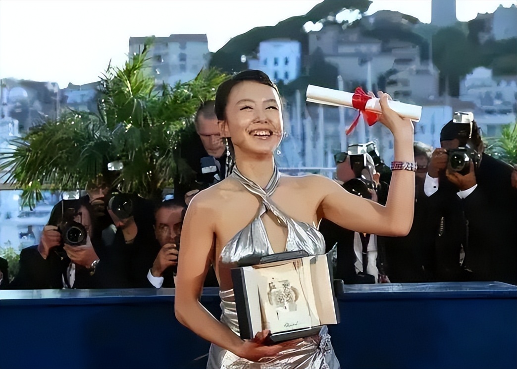 她是所有韩国男人的女神，却甘愿当小三嫁57岁导演，败尽多年名声