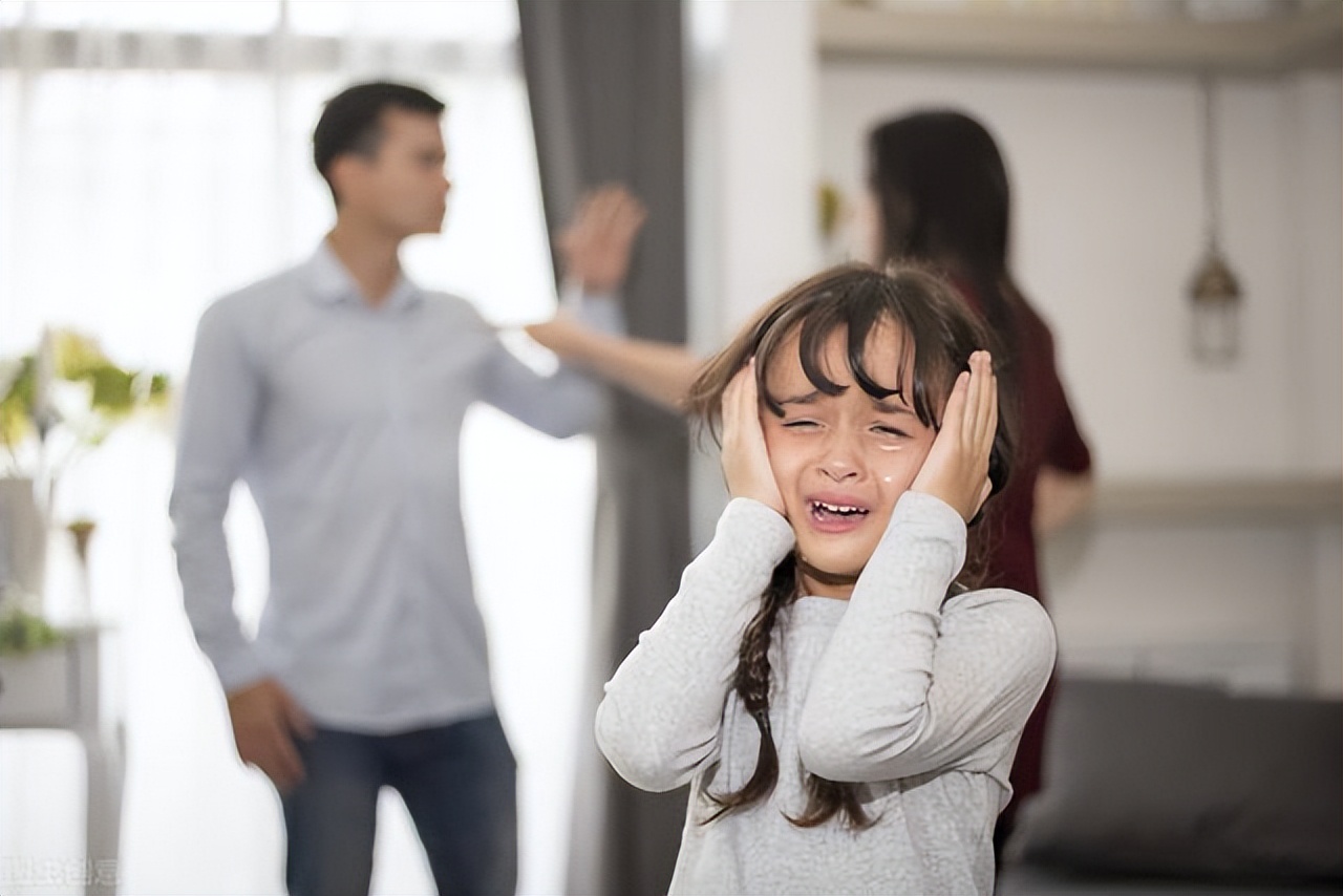 残忍的女孩遭妈妈暴打,女童遭生母残忍虐待