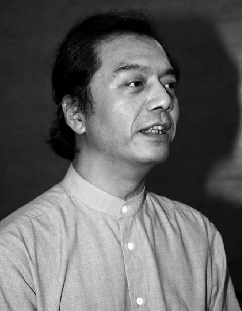 薛飞：34岁辞职央视，出国摆地摊，43岁回国教书，儿子是他的骄傲