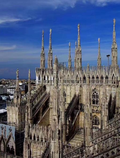 我是尖的，戳破天的那种！——哥特风格