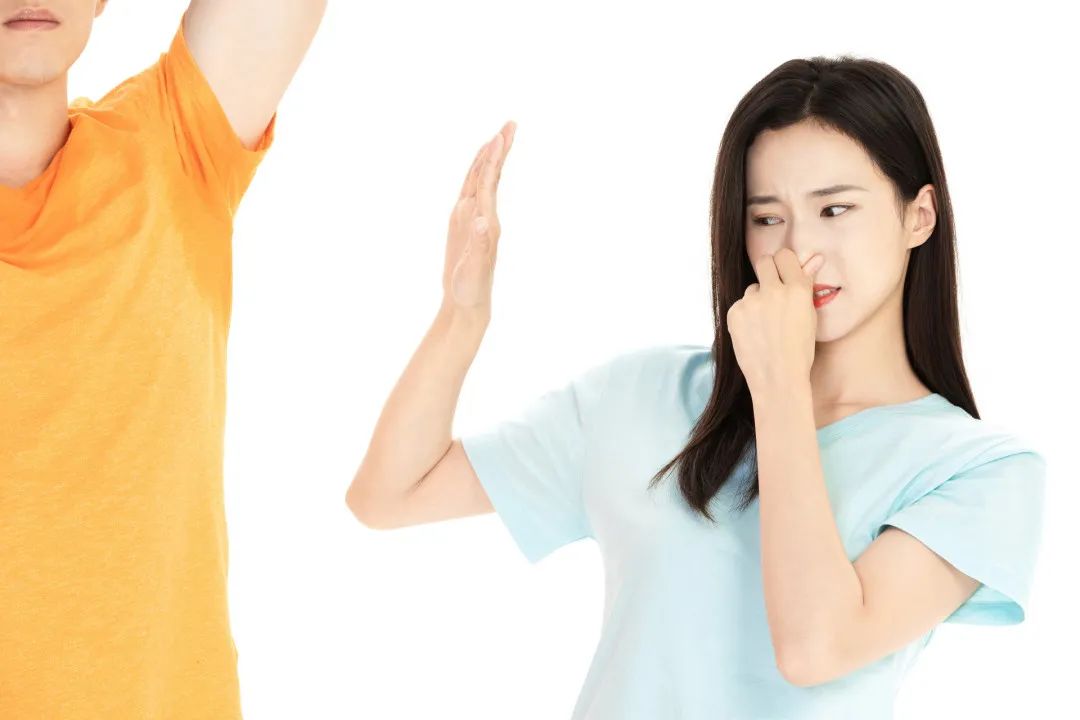腋窝汗多有狐臭味怎么办,夏天腋下狐臭怎么办