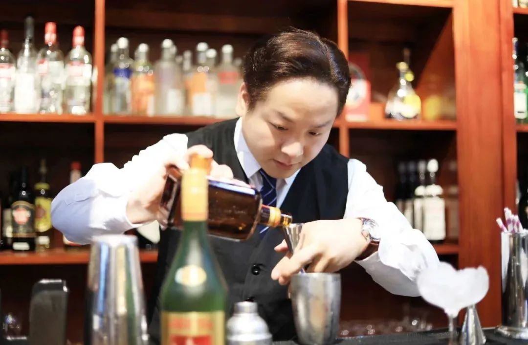 30岁跳出舒适圈改行学美业,学调酒入行