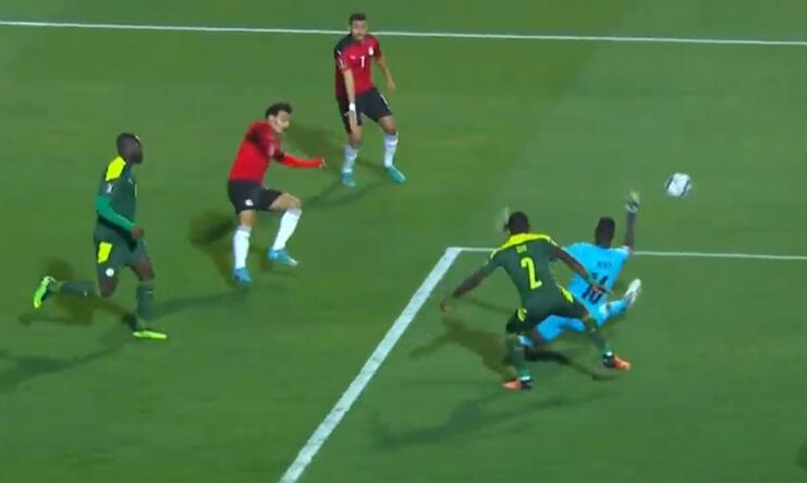 1-0！神奇乌龙球！非洲第1输了，萨拉赫射门中框，马内爆射踢偏