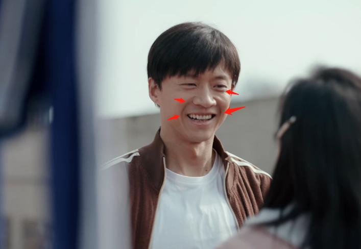 用假发遮住额头就是少男？37岁唐曾演大学生，满脸褶子太辣目