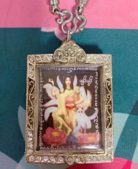 来“刷我滴卡”，一精瘦男人刷回八个如花似玉的老婆……