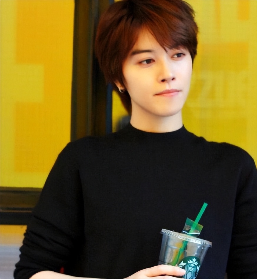 漂亮书生鞠婧祎女扮男装惊艳全场,鞠婧祎女扮男装头发散开看呆众人