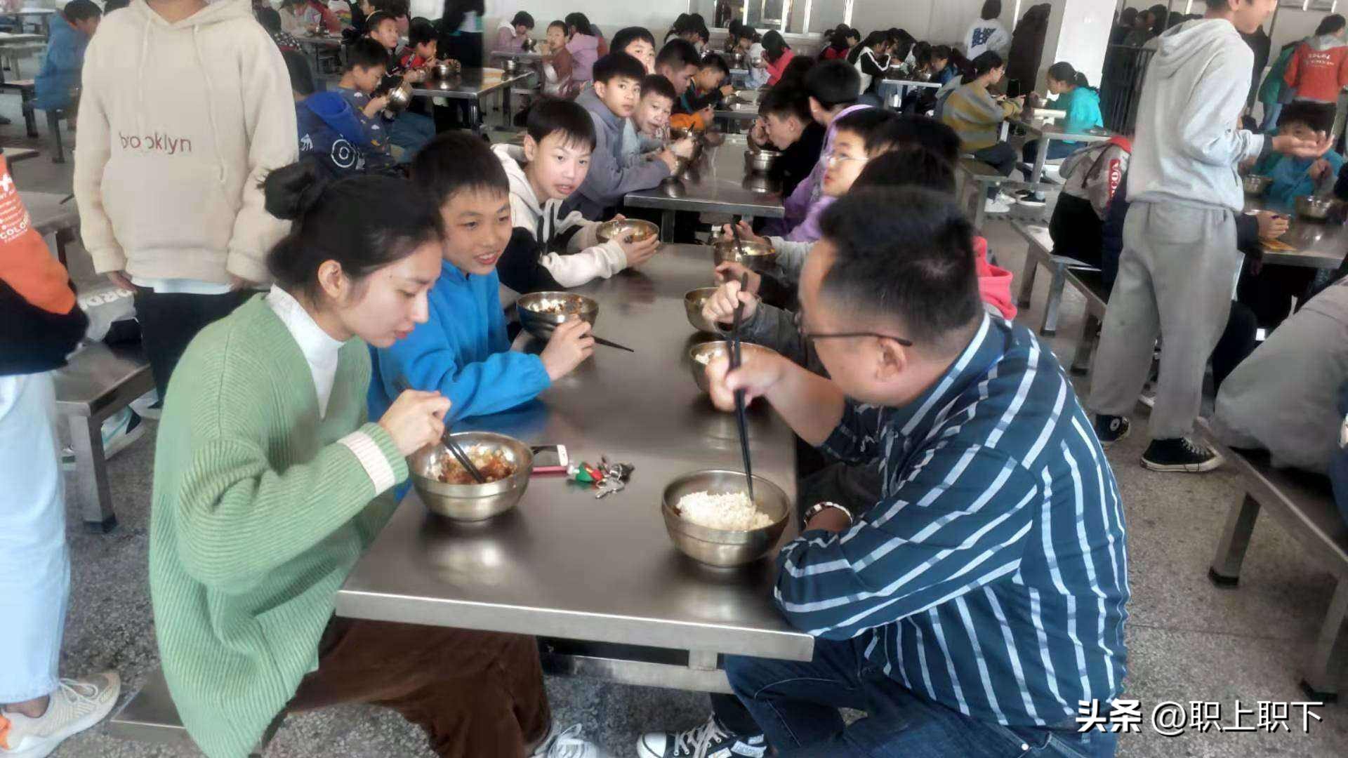 湖南邵阳夫妇在乡场镇给老人拍照月入过万,农村创业有五个风口