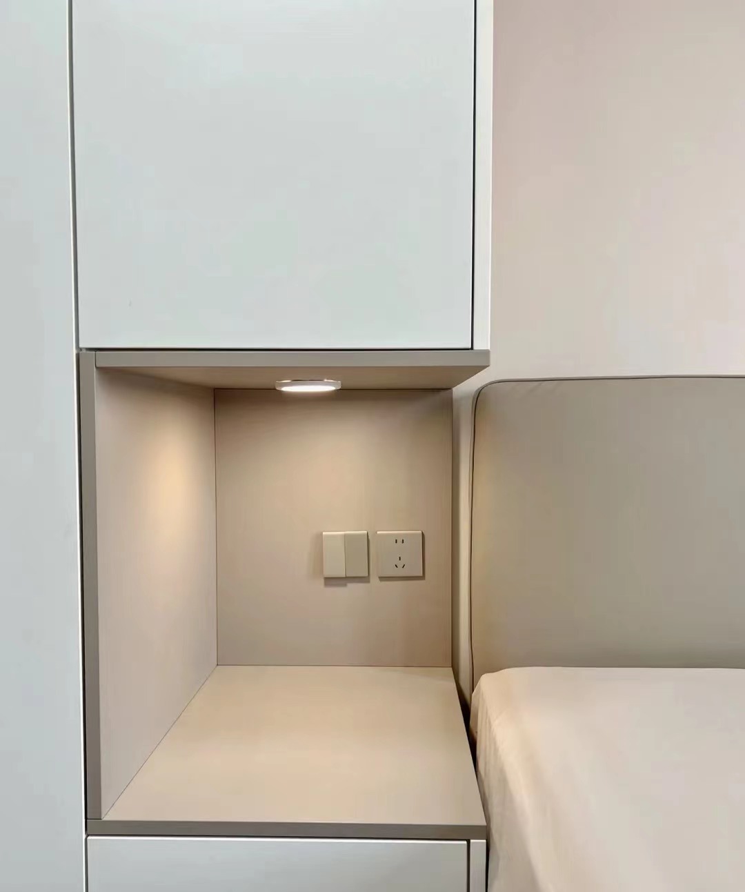 家装床头柜处理,床头柜挡衣柜门