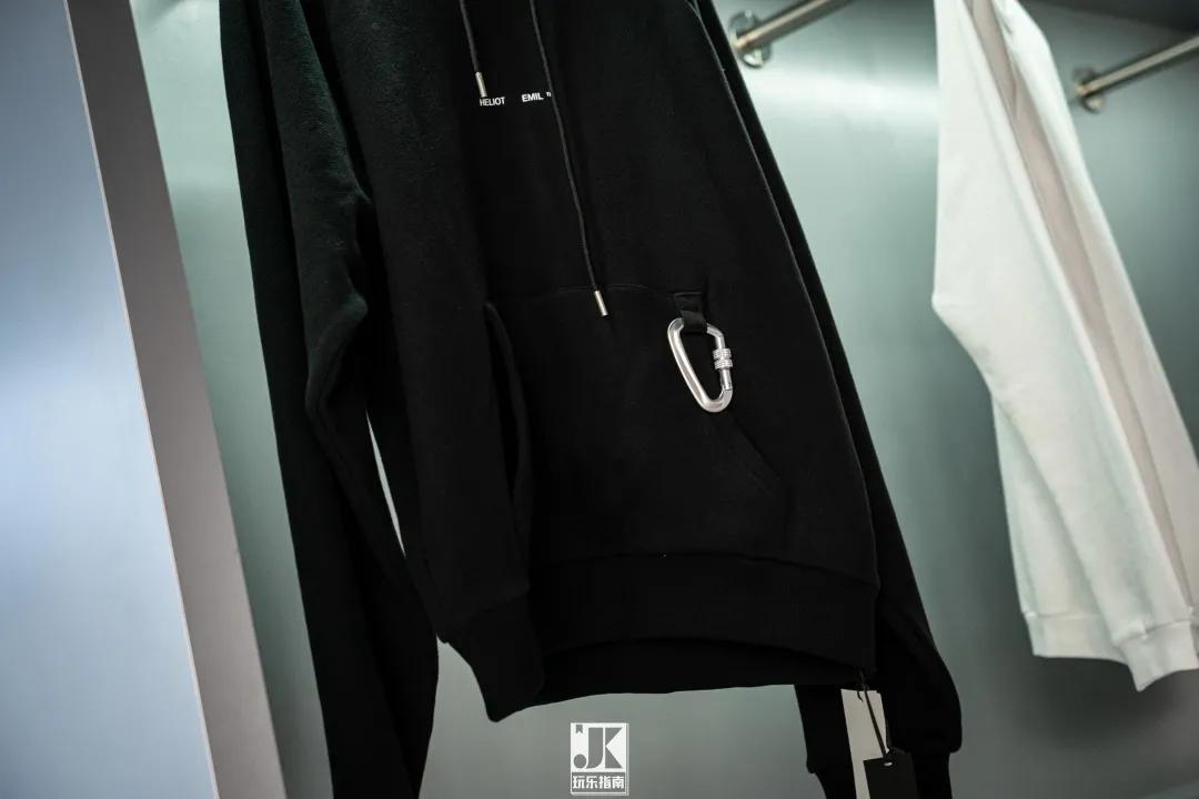 六位数玩偶、30万的AJ，免费送MOLLY，这家潮流店“很来事”