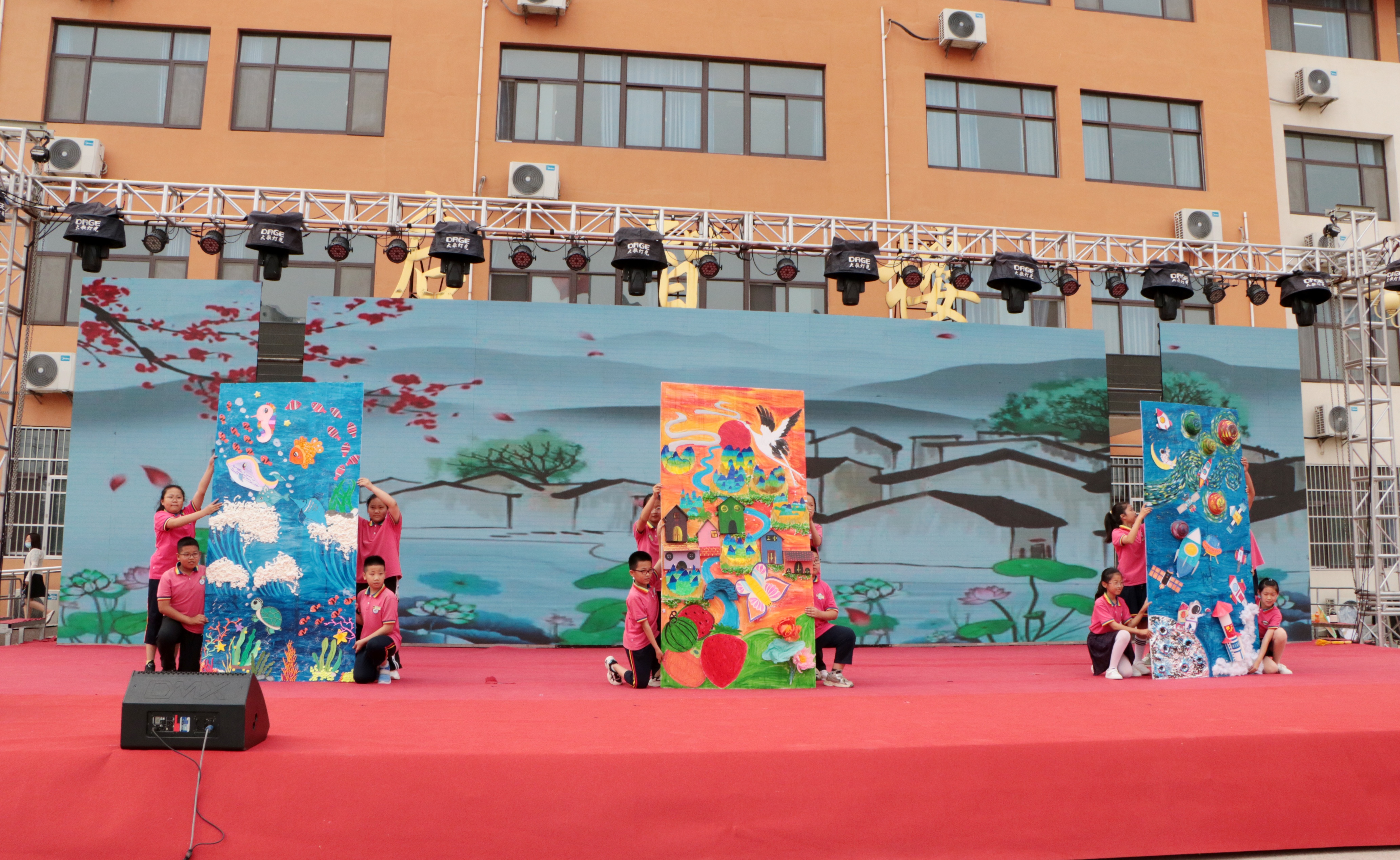小学举办庆六一绘画展,六一校园艺术展演绘画