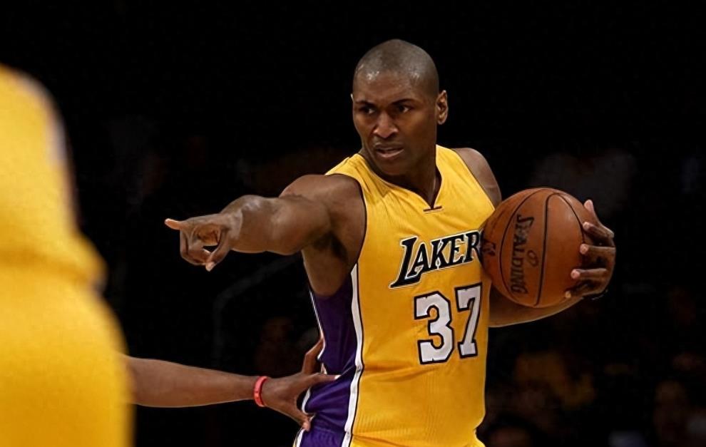 中国女歌手爱上外籍黑人，同居后被家暴至肛裂，如今40岁无人敢娶