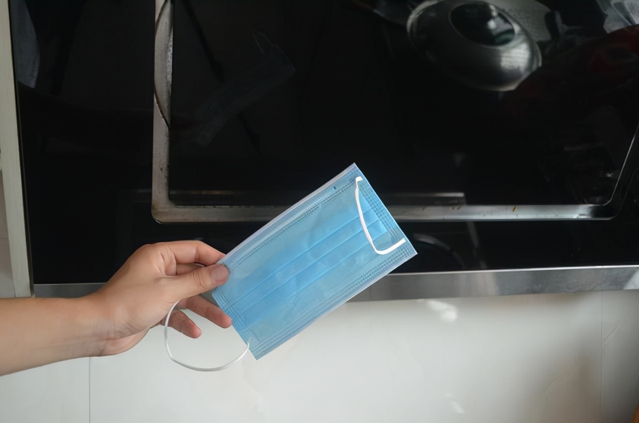 家里油烟机不管多脏一个口罩搞定,用口罩怎样清洗油烟机