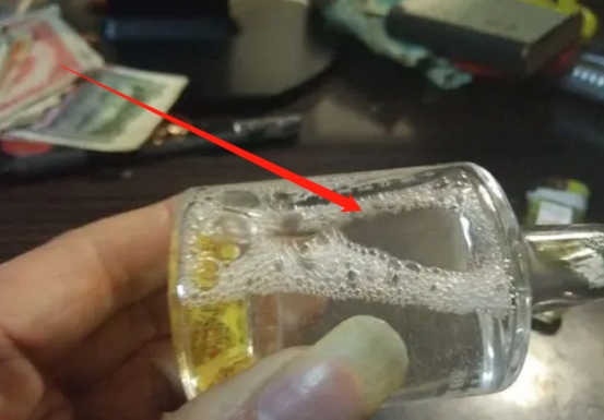 白酒里滴食用油怎么办,白酒中滴一点油