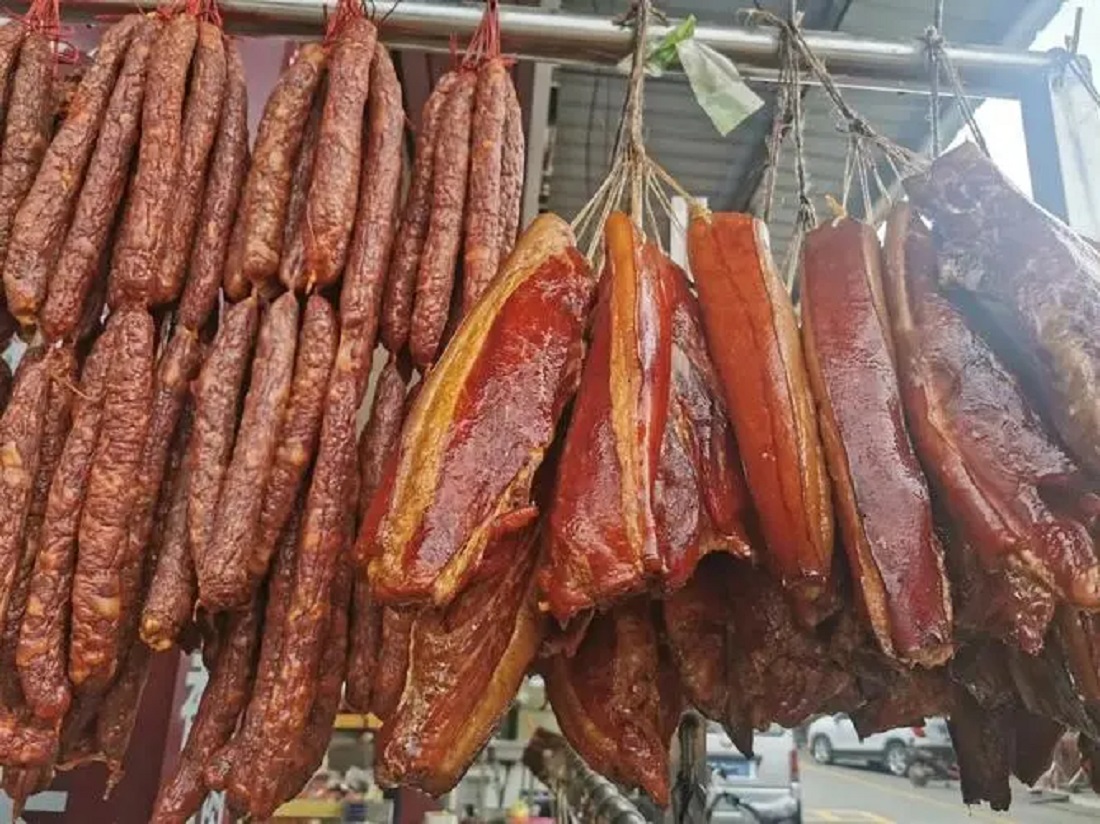 臭猪肉不会滋生细菌么？烟熏几十年还能吃，割掉霉层后直接食用