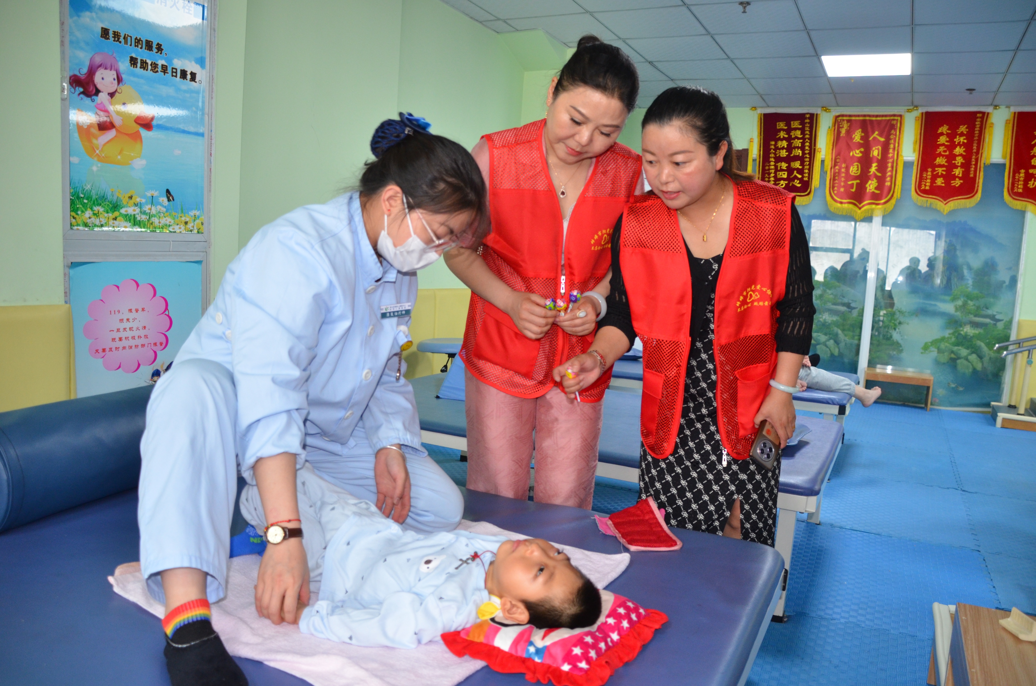 爱心慰问残疾儿童,爱心人士慰问残疾人困难户