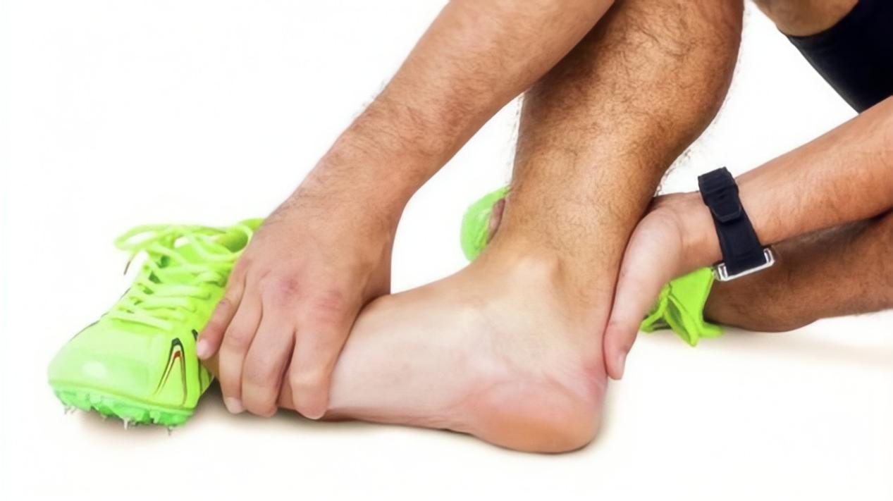 脚底板爱紫是什么原因,脚底板爱起皮是怎么回事