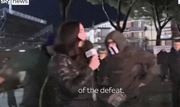 无语！意大利一球迷拍屁股骚扰女记者，称因球队失利愤怒