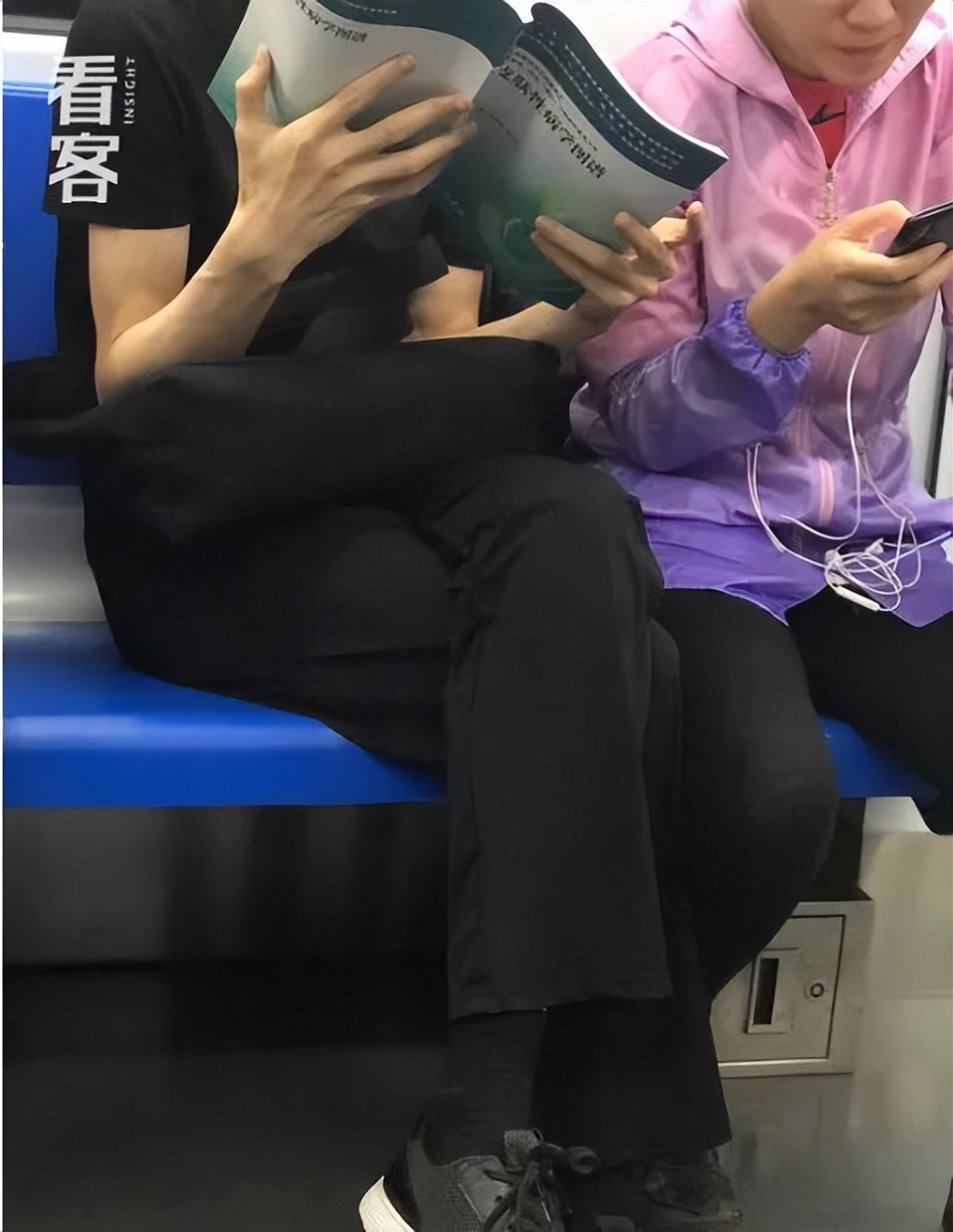 北京通勤路上,她用镜头记录2000个捧着书的人