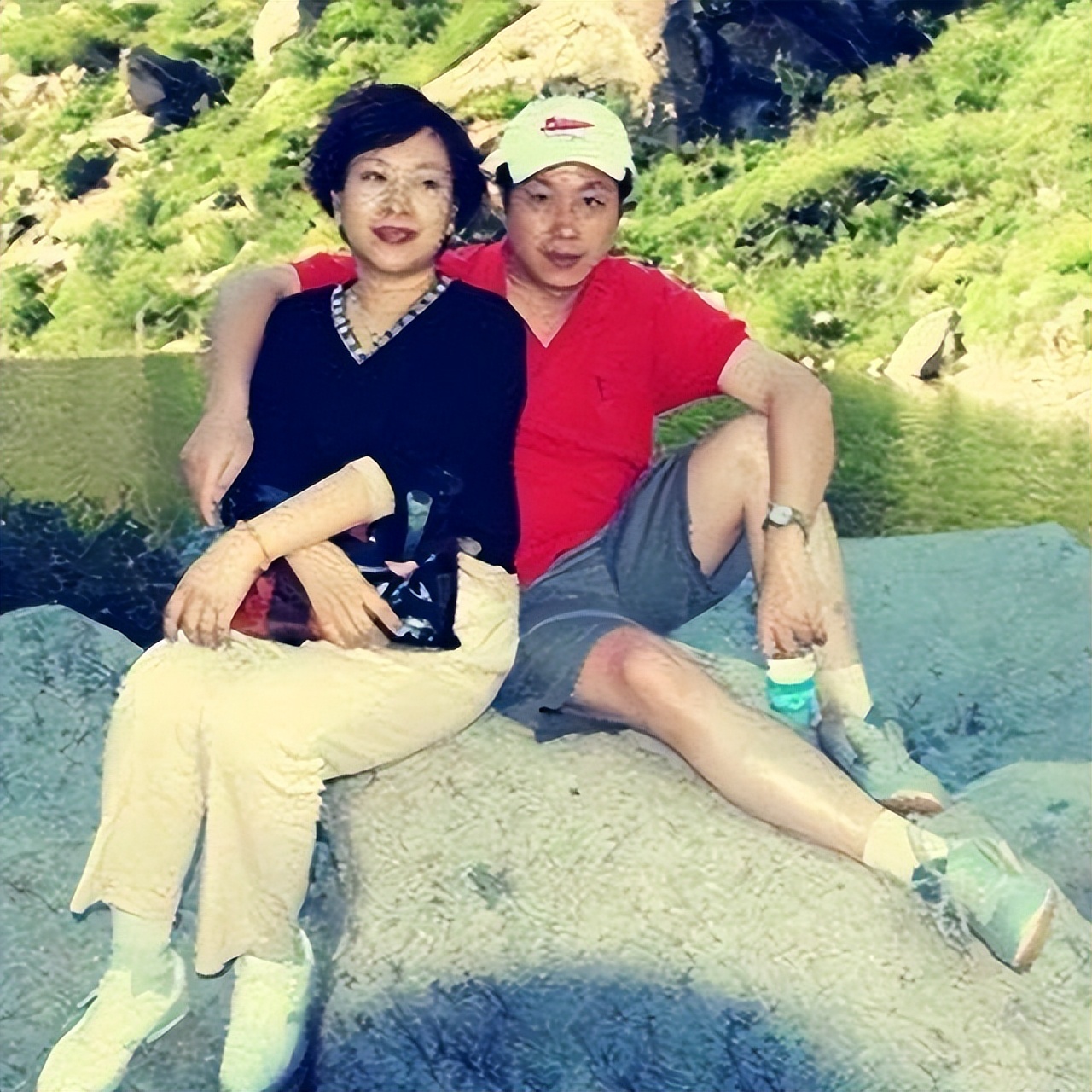 罗京去世近十年妻子改嫁豪门,罗京去世11年妻子携子改嫁富商