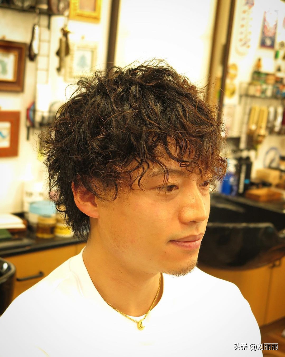 男士发型两边剪短刘海层次感,今年最流行烫什么发型男士