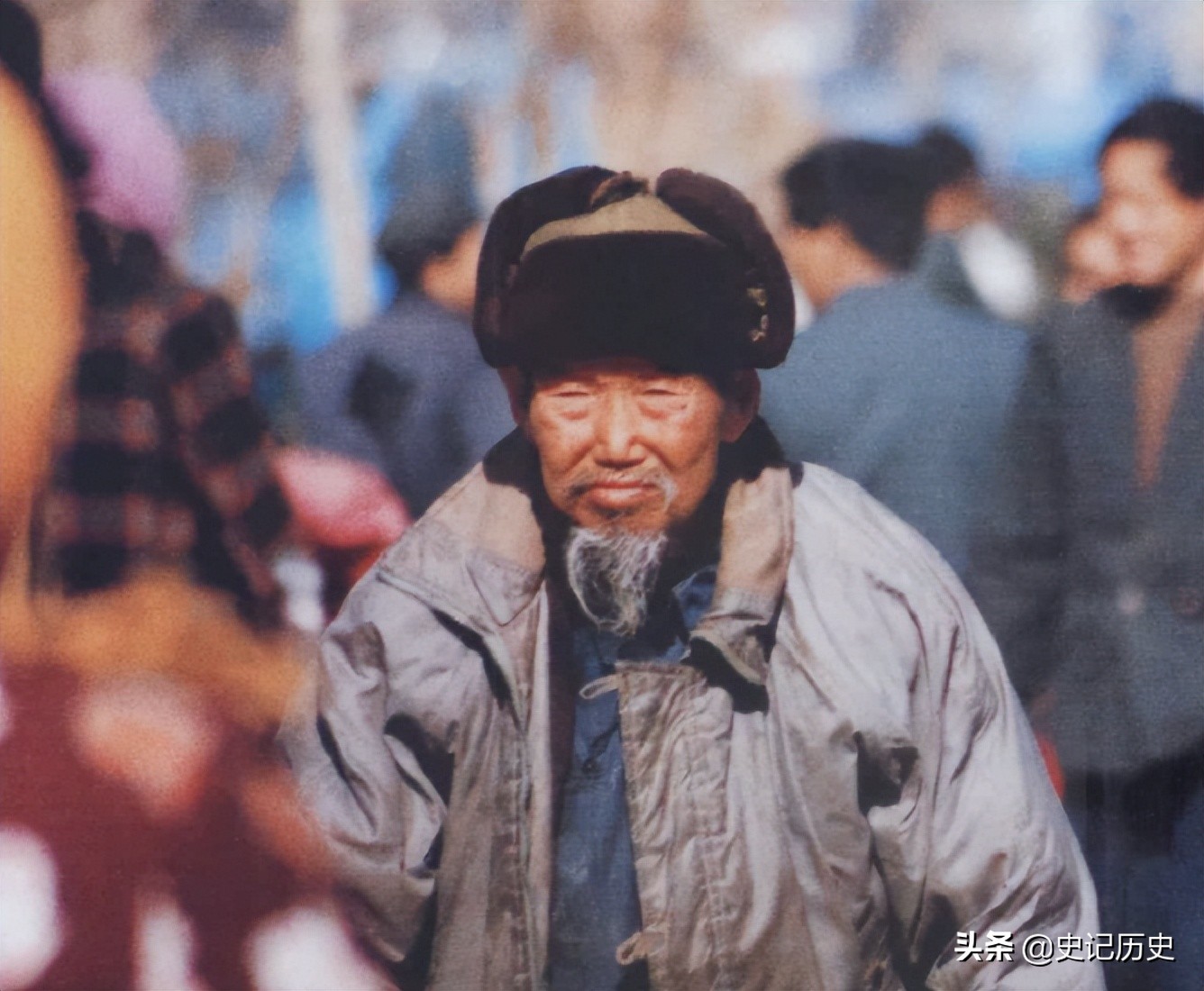 一老人来到部队视频,八旬老农来到兰州军区