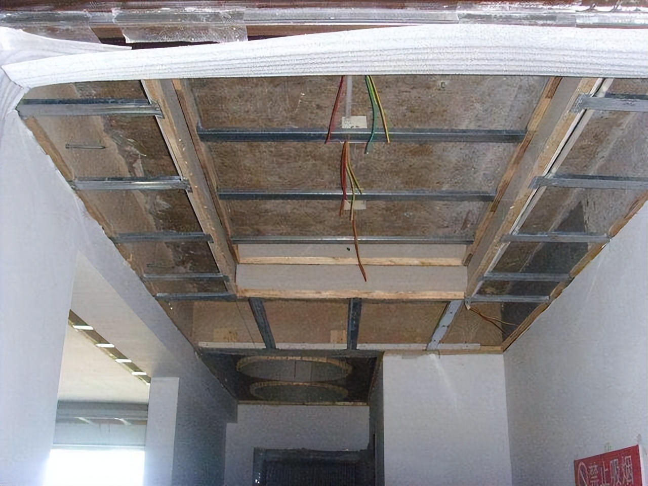 装修吊顶用木龙骨好还是轻钢龙骨,石膏吊顶木龙骨好还是轻钢龙骨好