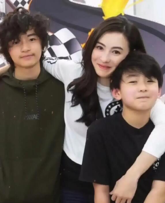 王菲牵手谢霆锋，张柏芝泪目送祝福，到底谁才是真爱